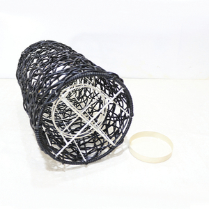 Lanterne suspendue cylindrique en métal noir et plastique faite à la main pour la décoration de la maison - Product Image 3