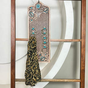 Nuevo Soporte para Bufandas de Cuero Genuino Hecho a Mano 2026 con Anillos Metálicos y Grabado Floral, Colgador de Exhibición para Boutique, Venta al por Mayor OEM - Product Image 4