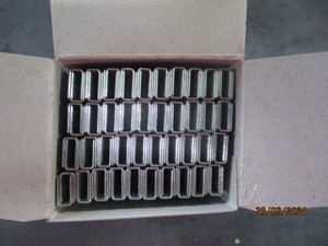 APLUS 97/10-10000 Grapas de Hierro Lisas Tipo 4097, Corona de 4.5mm, Vástago de 0.6x0.9mm, Longitud de 10mm, 10000 unidades/caja - Product Image 1