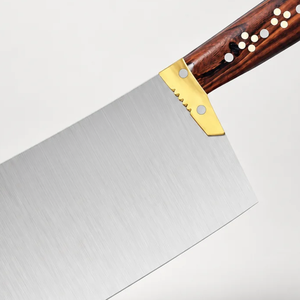 Couteau à viande de boucher à lame large argentée avec manche en bois brun foncé et rivets dorés pour la découpe de la viande et la préparation culinaire - Product Image 4