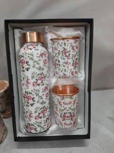 Botella de cobre de alta calidad con 2 vasos Caja de regalo estándar Embalado al por mayor Venta caliente Abeja en relieve Diseño Yoga Botella de agua - Product Image 4