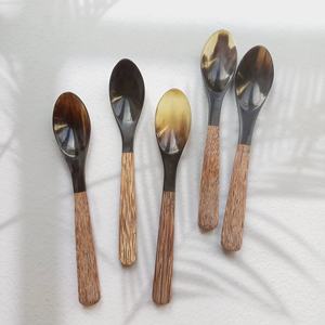 Cuillère décorative en corne 100% faite à la main avec manche en bois cuillères en corne cuillère de service en corne pour la maison hôtel et Restaurant - Product Image 1