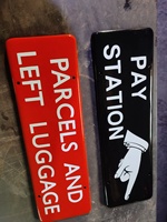 Panneau de signalisation ferroviaire antique personnalisé en métal rectangulaire, technique de lettrage au pinceau, émail vitreux, artisanat métallique du Nouvel An