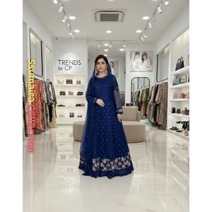 Collection SSUMAIRA - Élégante robe maxi pakistanaise en organza brodé blanc, style Salwar Kameez, longueur classique, luxe, Chikankari - Product Image 2