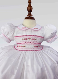 Fabricant de robes vietnamiennes : Robe en coton blanc pour filles avec broderie florale rose et col Peter Pan - Product Image 3