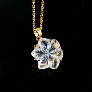 Pendentif Fleur en Cristal de Quartz AAA Sculpté à la Main, Collier Fleur en Cristal de Quartz pour Femme, Pendentif en Pierre Précieuse, Bijoux Faits Main - Product Image 1