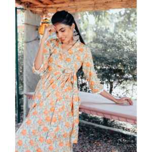 Ensemble Kurta Bohème Flora en crêpe orange, taille XS, avec manches trois quarts - Product Image 3