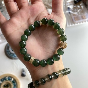 Bracelet en résine de designer avec finition artisanale haut de gamme, bijoux de mode premium pour femmes, style inspiré des tendances - Product Image 2