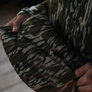 Manchette chauffante isolante pour les mains, idéale pour la chasse en hiver, avec doublure en toile, ergonomique, pour temps froid, avec fermeture éclair et bandoulière arquée - Product Image 4