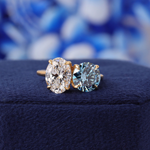 Bague de fiançailles en or jaune avec deux diamants de laboratoire ovales et ronds, 4 TCW, certifiée IGI - Product Image 1