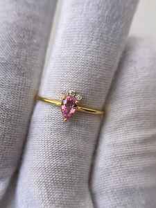 แหวนพลอยแซฟไฟร์สีชมพูมินิมอล แหวนหมั้นพลอยแซฟไฟร์ธรรมชาติ เงินแท้ 925 ชุบทอง 14K รูปทรงลูกแพร์ - Product Image 2
