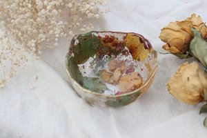 Cuenco de Resina Floral Personalizado, Hecho y Pintado a Mano, Artesanía Atemporal para Preservación de Flores en Bodas y Recuerdos - Product Image 2