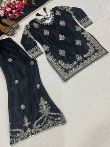 Magnifique ensemble de fête indien pakistanais de créateur, style élégant, pour l'hiver, avec haut, sharara, palazzo et dupatta - Ensemble Kurta Palazzo en soie lourde - Product Image 4