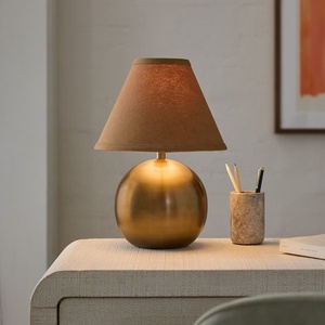 Lámpara de Mesa Metálica Golden Globe con Base de Hierro Cepillado y Pantalla de Tela Premium, Iluminación Ambiental Cálida para Espacios Elegantes - Product Image 5