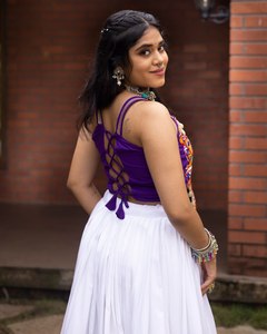 ชุดเดรส Anarkali สีขาวผ้าฝ้ายสำหรับผู้หญิง ดีไซน์ใหม่ ตกแต่งด้วยกระจกแบบ Kutchi ขอบลาย Bandhani เหมาะสำหรับงานเทศกาล Navratri Garba และงานปาร์ตี้ - Product Image 3