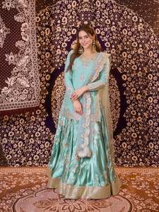 Ensemble prêt-à-porter de créateur en satin japonais avec broderie de sequins, comprenant un haut entièrement cousu, un bas de lehenga cousu et un dupatta. - Product Image 1