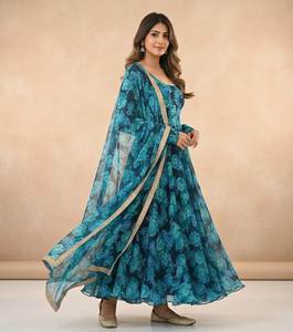 Kurti évasé bleu imprimé avec bordure en dentelle et dupatta en georgette, prix fabricant, approvisionnement en gros pour les détaillants - Product Image 4