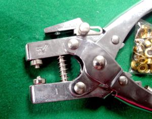 Pince à œillets DK-1003D avec perforateur et 100 œillets - Product Image 4