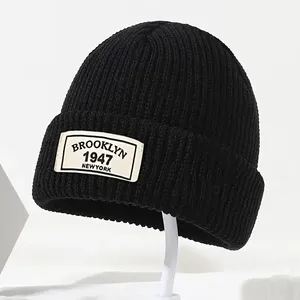 Bonnet brodé Brooklyn 1947 pour homme – Bonnet tricoté décontracté d'hiver en acrylique blanc – Couvre-chef chaud - Product Image 6