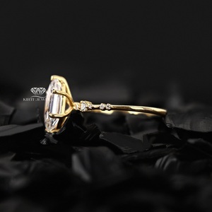 Anillo de Compromiso de Oro Amarillo de 10k con Diamante Corte Esmeralda para Mujer, Calidad Estándar, Estilo Clásico Natural - Product Image 2