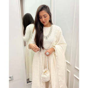 Ensemble de costume en mousseline de coton blanc 100% écologique orné de broderies Chikankari avec sac Potli, taille XS, tenue ethnique pour les fêtes - Product Image 4