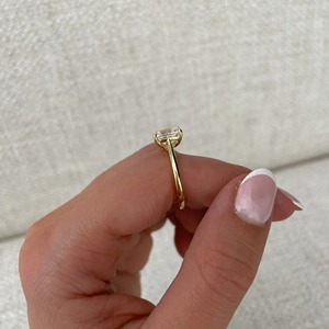 Bague solitaire de luxe en or jaune massif 14K avec diamant de laboratoire taille coussin de 2,6 carats, monture cathédrale à 4 griffes de 1,8 mm, clarté VVS+ - Product Image 5