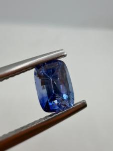 Zafiro azul 100% natural, talla cojín, calentado, 1.25 quilates, de Ceilán, Sri Lanka, para la elaboración de joyas. - Product Image 3