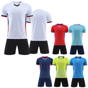 Conjunto deportivo de fútbol para hombre, verde, que absorbe la humedad, de secado rápido, con corte atlético, chaqueta transpirable y pantalones deportivos con impresión del logotipo del equipo. - Product Image 1