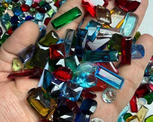 Lote al por mayor de 25000 quilates de gemas sueltas de cristal hidrotermal facetadas con corte esmeralda y cabujón surtido para fabricación de joyas - Product Image 2