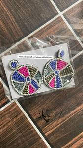 Boucles d'oreilles brodées de perles les plus vendues, parfaites pour les tenues décontractées et festives, disponibles en grande quantité - Product Image 5