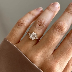 Anillo de Diamantes con Corte Esmeralda de 1.60CT Vintage con Piedras Decorativas Redondas en Racimo, Oro de 14K - Product Image 2