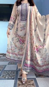 ชุดคุर्ติผ้าไหมสีม่วงไลแลค ดีไซน์เนอร์ออกแบบอย่างสวยงาม ตกแต่งด้วยลายพิมพ์ดิจิทัล งานปักมือ และงานฝีมือ - Product Image 2