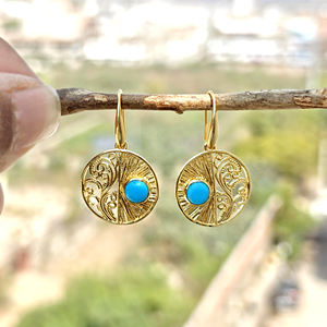 Pendientes bohemios minimalistas con una sola piedra de turquesa azul, diseño de filigrana, latón chapado en oro de 18k, joyería al por mayor. - Product Image 6