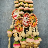 Guirlandes de médaillons Pichwai Radha Krishna artisanales, orchidées artificielles superposées en plastique, décoration murale de luxe indienne pour Noël