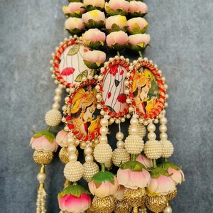 Guirlandes de médaillons Pichwai Radha Krishna artisanales, orchidées artificielles superposées en plastique, décoration murale de luxe pour mariages indiens - Product Image 1