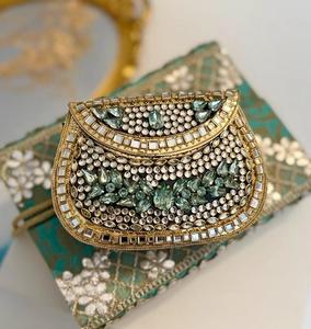 Bolso de mano de resina con efecto piedra y mosaico de latón, con detalles metálicos plateados, elegante, para la noche, con cierre de cremallera, listo para enviar - Product Image 1