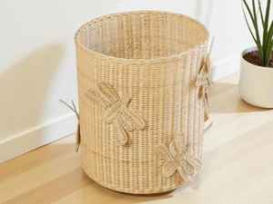 Cesta de juguetes redonda y elegante de mimbre con detalles de mariposas, ideal para la decoración de la habitación infantil y como organizador de juguetes. - Product Image 4