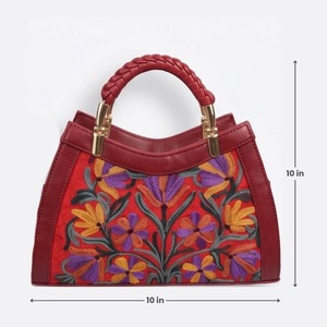 Sac à main en cuir bordeaux avec broderie Kashmiri Crewel et bouquet de feuilles tropicales - Product Image 4