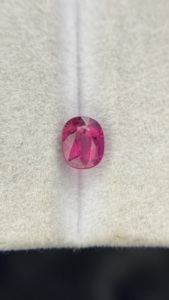 Tourmaline Naturelle Certifiée, Pierre Taillée Ovale, Qualité de Couleur Exceptionnelle, Pierre Précieuse Non Montée, 0,95 Carat, Propre à l'œil - Product Image 3