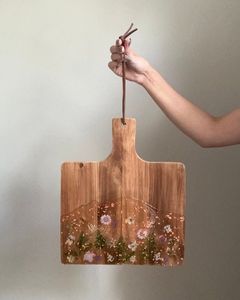 Planche à découper rectangulaire en bois et résine faite à la main avec poignée, design artistique en résine noire et blanche sur bois naturel - Product Image 2