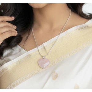 Pendentif en cristal de quartz rose fait main - Bijoux en pierres précieuses en gros d'Inde - Product Image 2