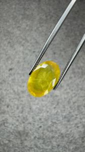 Saphir Jaune Vif Naturel Certifié GIA de 4 Carats, Coupe Ovale, Pierre Précieuse Libre pour Bijoux de Luxe Personnalisés - Product Image 2