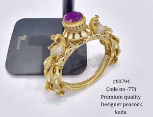 กำไลข้อมือดีไซน์เนอร์ 00794 รุ่น Peacock Kada ชุบทอง ประดับพลอยสีม่วงรูปไข่ ดีไซน์เพชร CZ เหมือนเพชรแท้ เครื่องประดับแฟชั่นสำหรับผู้หญิง - Product Image 1