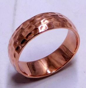 Anillo clásico de cobre diseñado para hombres, mujeres y adolescentes que buscan elegantes accesorios de moda para el día a día. - Product Image 1