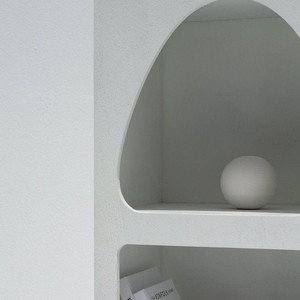 Étagère peinte en blanc Vandana Merino Solace, design de meuble de rangement en bois moderne et minimaliste - Product Image 5