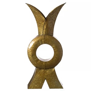 Vase de sol en bronze contemporain doré, fait main avec finition dorée texturée, sculpture décorative - Product Image 1
