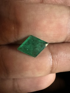 Esmeralda Zambiana Natural, Corte en Forma de Cometa, Verde Intenso, Gema Suelta para Joyería Fina, Anillos Personalizados, Colgantes y Diseños de Lujo - Product Image 4
