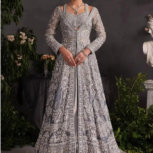 Robe de mariée sculpturale lavande de qualité supérieure, style pakistanais, avec texture détaillée et ornements de cristaux complexes - Product Image 4