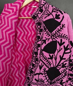 Superbe veste d'hiver matelassée en coton rose vintage brodée à la main, motifs floraux audacieux en broderie noire, inspiration cachemireuse complexe - Product Image 2