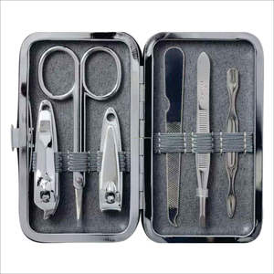 Juego de Herramientas de Lujo para el Cuidado de las Uñas de 4 Piezas, Tijeras para Cutículas, Cortaúñas y Lima de Uñas con Estuche de Cuero Negro - Product Image 6